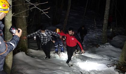 Uludağ'da yere düşen Türk bayrağını tekrar göndere çeken 3 genç tepede mahsur kaldı!