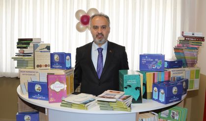 ’Kütüphanesiz Okul Kalmayacak’ projesi ile kitap bağışı