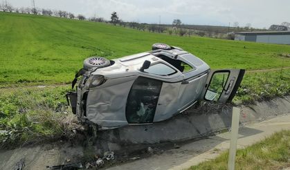 Kontrolden çıkan hafif ticari araç bariyerlere çarpıp şarampole yuvarlandı!