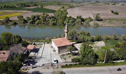 614 yıllık tarihi cami, manzarasıyla büyülüyor