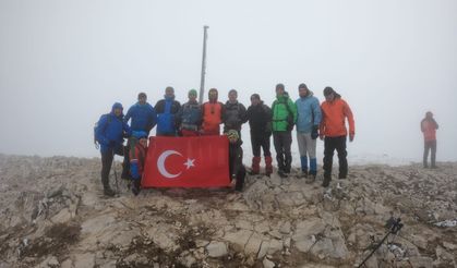 Bursalı dağcılardan Uludağ karla kaplı zirvesine 19 Mayıs yürüyüşü