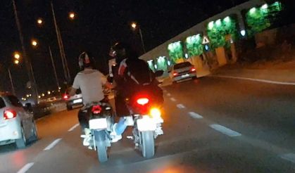 Trafikte bozulan motosikleti ayağıyla iterek götürdü!