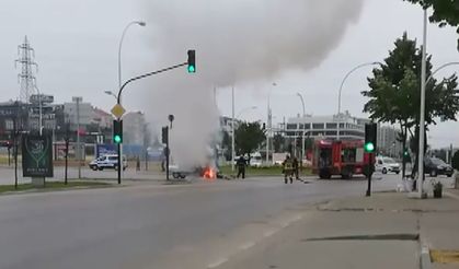 Trafik ışıklarında bekleyen otomobil, alev topuna döndü!