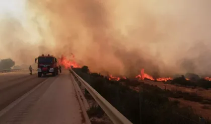 İzmir-Çeşme otoyolu yangın nedeniyle trafiğe kapandı!