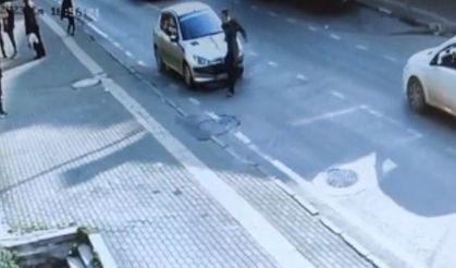 Otomobilin çarptığı adam metrelerce savruldu