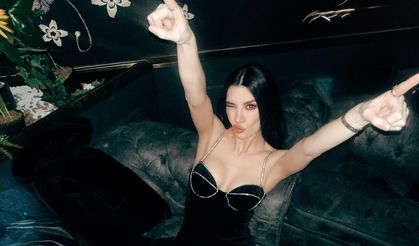 Burcu Kıratlı'nın elbisesi yorum yağmuruna tutuldu