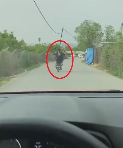 Motosiklet sürücüsü tali yolda ön kaldırdı, kayarak düştü!