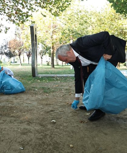 Eline çöp poşeti alan başkan, parkı köşe bucak temizledi