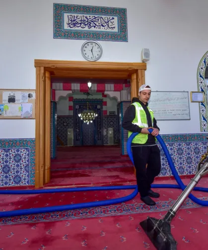 Bursa camilerinde Ramazan temizliği