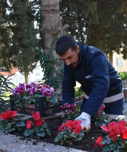 Bursa Gemlik'te şehitliklere titiz bakım