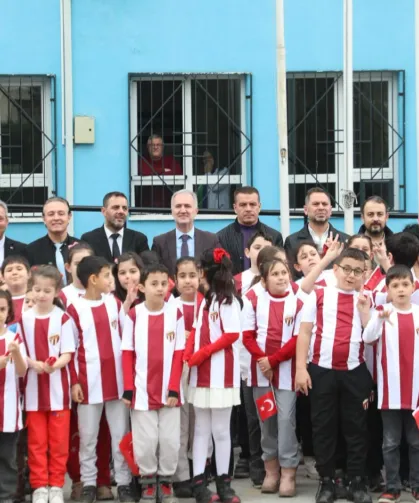 Bursa İnegölspor'dan 60 bin öğrenciye hediye