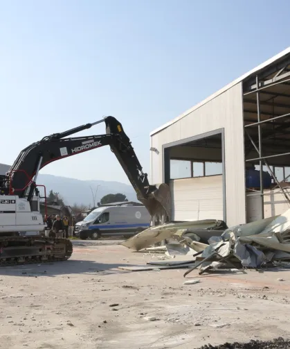 Bursa Nilüfer'de 4 kaçak bina yıkıldı