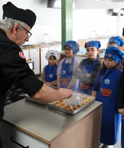 Bursa Yıldırım'da Ramazan tatlıları minik şeflerden
