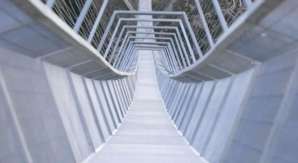 Dünyanın en uzun yaya asma köprüsü Portekiz'de açıldı