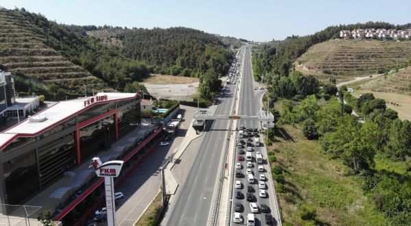 Bursa’da orman yangınına tedbir için ana yolu trafiğe kapatıp tellere bakım yaptılar