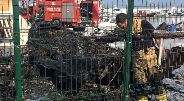 Bursa’da yat limanında yanan bot panik yarattı