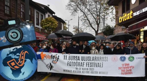 Bursa Uluslararası Fotoğraf Festivali (BursaFotoFest) kortej yürüyüşü ile başladı.