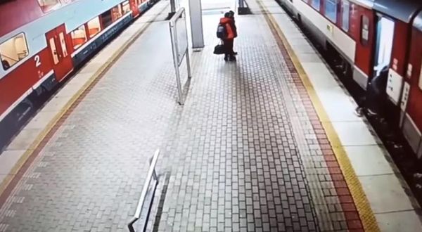 Slovakya'da kadın trenin altında kaldı! Para cezası kesildi...