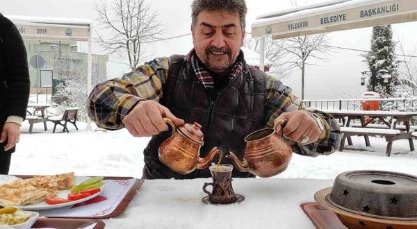 Bursa'nın muazzam köyünde kahvaltılar kar üzerinde yapılıyor