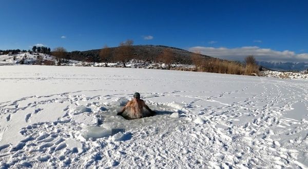 Uludağ’da buz tutan göllerin üzerinde yürüyüp altında yüzüyor