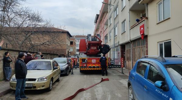 Bursa'da apartmanın çatı katı alevlere teslim oldu