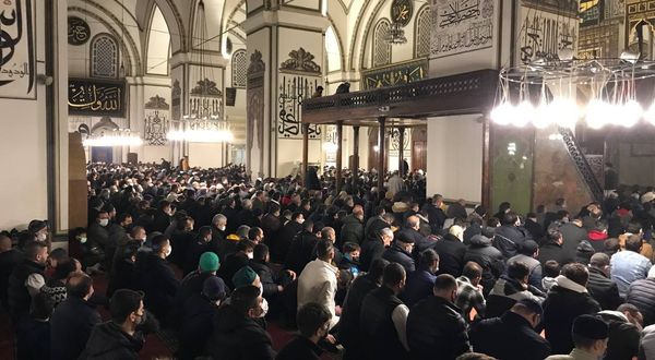Bursalılar Miraç Kandili’nde Ulu Camii'ne akın etti