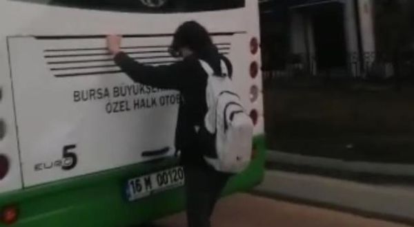 Bursa’da otobüsün arkasında tehlikeli yolculuk