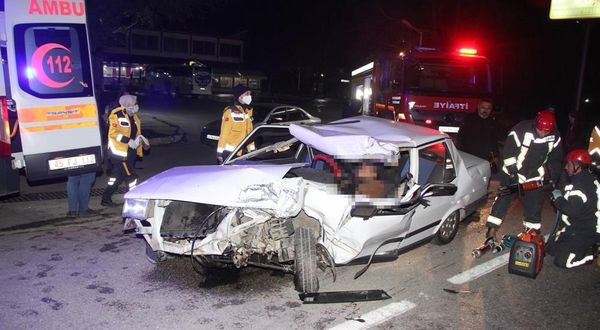 Manisa'da feci kaza! Otomobil içinde sıkışarak can verdi