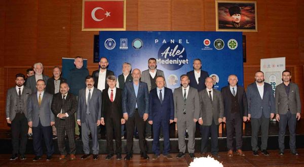 Bursa’da ’Aile ve Medeniyet’ paneline yoğun katılım sağlandı