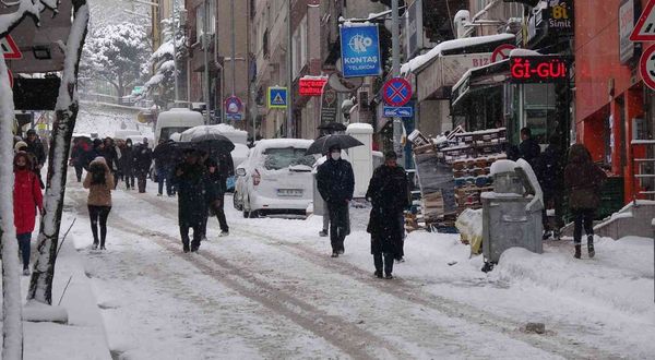 Bursa’da kar yolları kapattı! Araçlar kontak kapattı