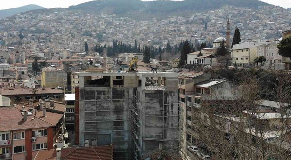 Şehrin siluetini bozan binalar tek tek yıkılmaya devam ediliyor