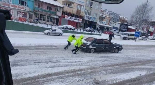Trafik polislerinin karla mücadelesi takdir topladı!