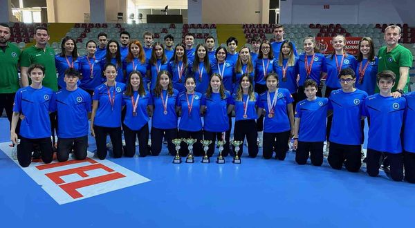 Bursa Büyükşehir Belediyespor voleybol altyapı takımları sezonu 5 kupayla kapattı