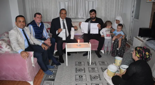 CHP Bursa İl Başkanı İsmet Karaca, elektriği kesik AKP'li aileyi ziyaret etti