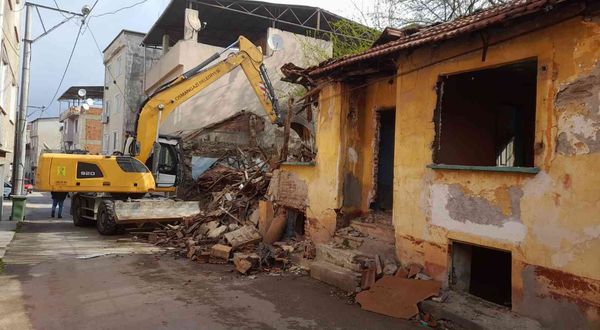 Osmangazi’de 2 metruk bina yıkıldı