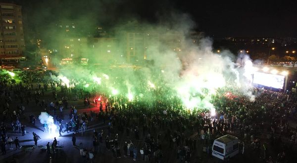 Binlerce kişi Bursa’da meydanlarda maçı izledi