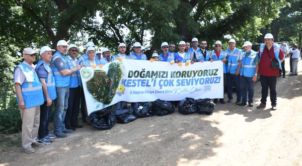 Kestel Belediye Başkanı Önder Tanır, gönüllülerle birlikte çöp topladı