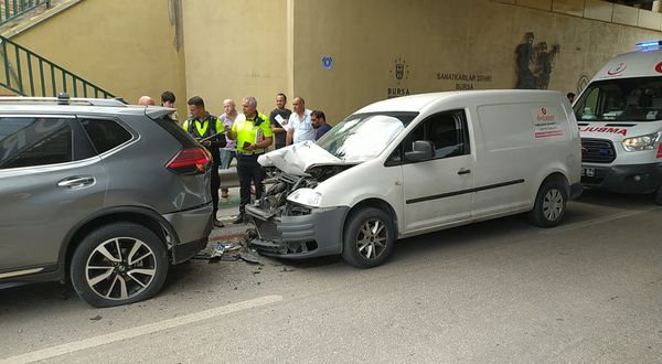Otomobile arkadan çarpan hafif ticari şoförü yaralandı!