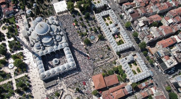 Mahmut Ustaosmanoğlu cenazesine binlerce kişi akın etti!