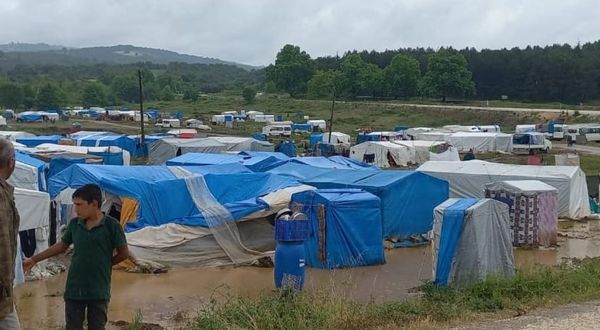 500 işçinin bulunduğu çadır kent sular altında kaldı