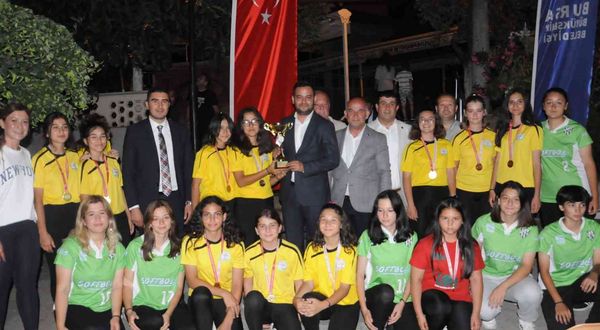 Türkiye şampiyonu okula coşkulu kutlama