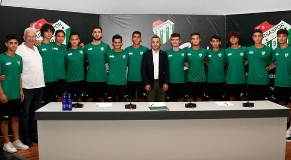 Bursaspor'dan 13 futbolcu ile profesyonel imza