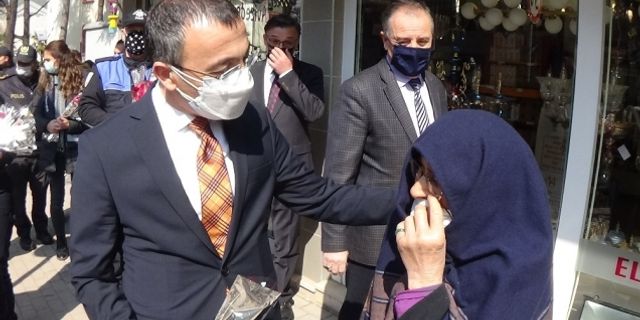 Hayatında ilk kez çiçek alan kadının mutluluğu gözlerinden okundu