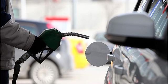 Akaryakıtta vergi arttı: Benzin ve motorine dev zam!