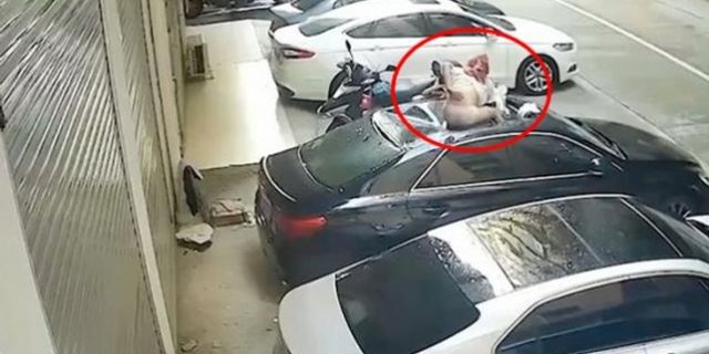 Cinsel ilişki esnasında balkondan düşen kadın, son model arabanın üzerine düştü