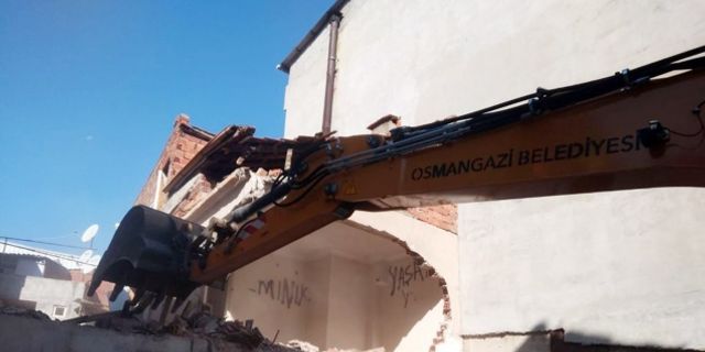 Osmangazi'de tehlike arz eden metrûk binalar yıkıldı