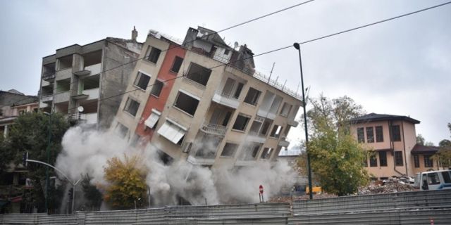 Bursa’da tarihi gölgeleyen 5 katlı bina böyle yıkıldı
