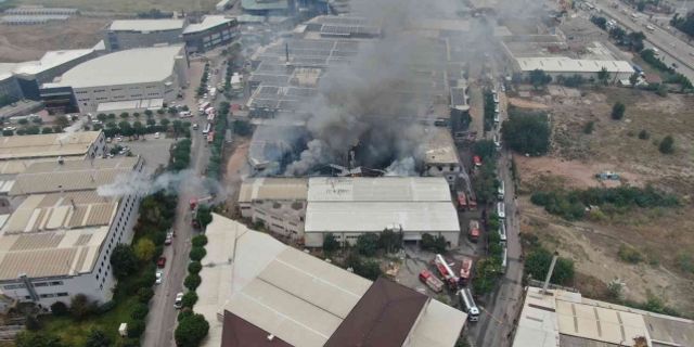 Bursa’da tekstil fabrikasındaki yangın 3 saatin sonunda kontrol altına alındı