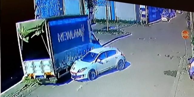 Bursa'da otomobil 2 araca çarptı, o anlar kameraya yansıdı