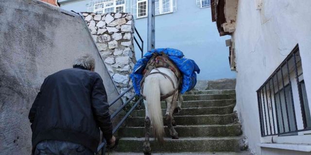 Bursa'da araçların girmediği dar ve dik mahallelere atıyla yük servisi yapıyor